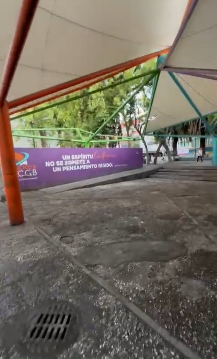 Así amaneció hoy la Plaza Bruno de la #ColoniaJuarez, tras el operativo de anoche en el que autoridades federales retiraron a cientos de migrantes para trasladarlos a otro punto. Todo se dio en completo orden y respeto a sus derechos humanos. 
Agradecemos a #LaCalleNoEsAlbergue.