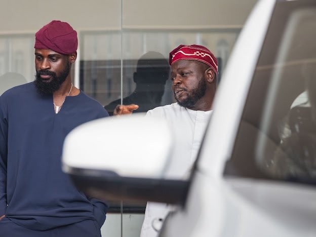 Tunde_OD's tweet image. Just before I traveled to America, I called my dad and gave him my only car. he had sold his taxi 13 years ago so I could pay for my WAEC and JAMB examination fees. The joy on his face brought tears- it was the least I could do for my parents who sacrificed everything so I could…
