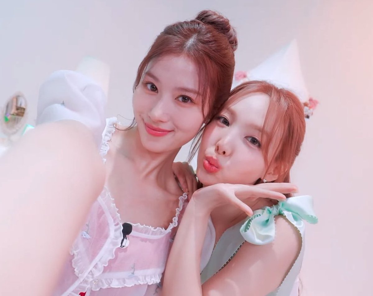 SANABESTGlRL's tweet photo. sana and nayeon https://t.co/qzC4IG63t5