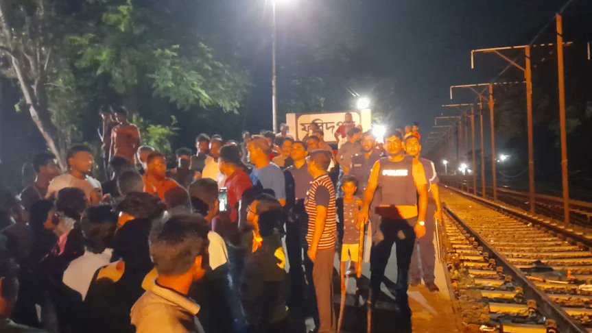 ফরিদপুরে কমিউটার ট্রেন আটকে বিক্ষোভ এলাকাবাসীর