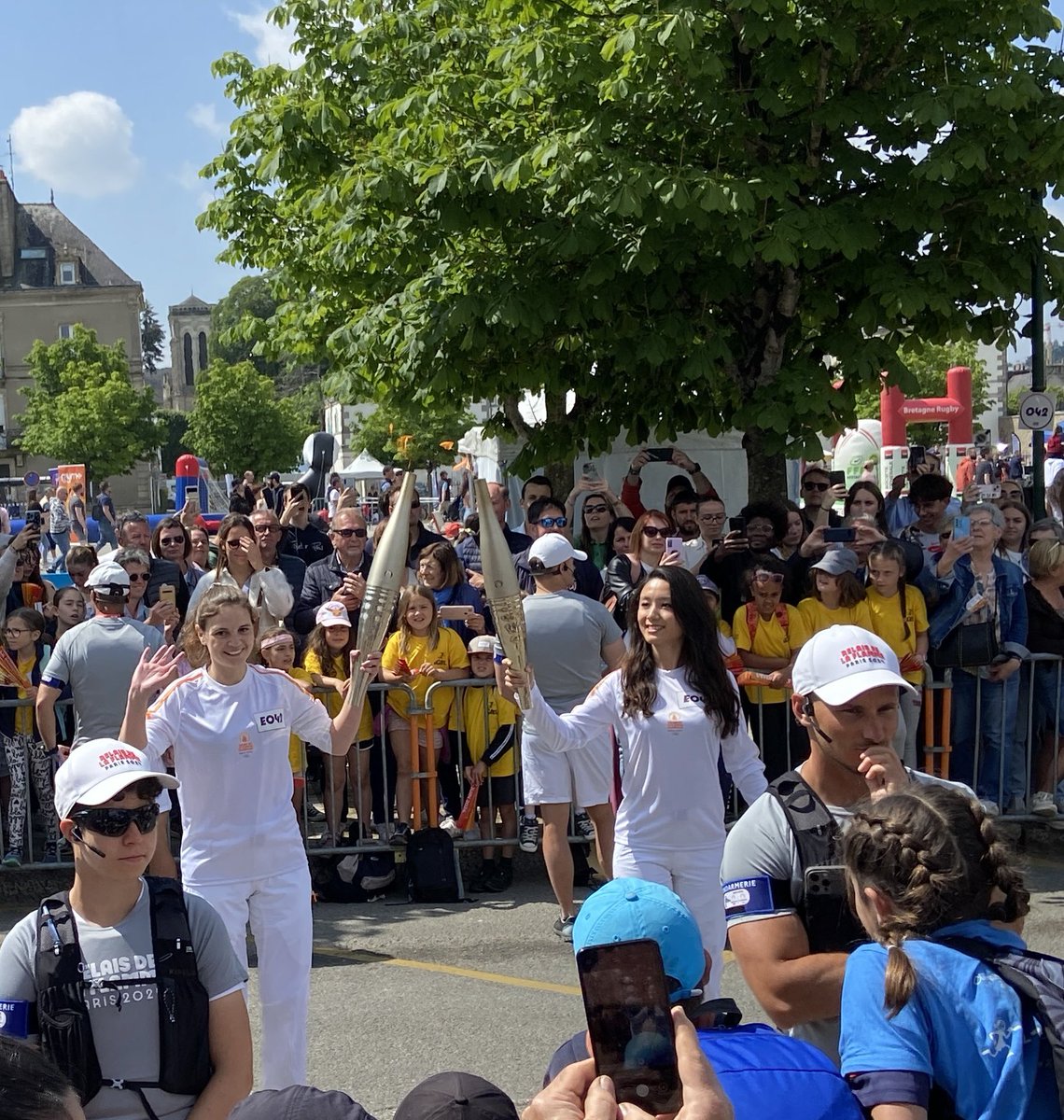 Ambiance de Fête à #Pontivy 
La #FlammeOlympique passe par le Centre Bretagne. Les élèves du <a href="/Lycee_blavet/">LYCEE-BLAVET</a> ont réalisé un superbe ouvrage pour l’occasion. Le BTP a aussi ses champions <a href="/WorldSkillsFR/">WorldSkills France</a> 🥇🥈🥉