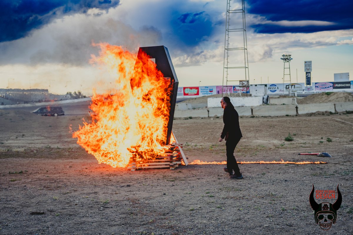 korymcnail's tweet photo. The annual burning of the corpse ritual to kick off Hearsecon 2024. 🔥Full gallery here:
https://t.co/uWnfjDHBpH

#Hearsecon2024 #BurningOfTheCorpse #DeathPositive #denver #colorado https://t.co/zvp6sA8iUb