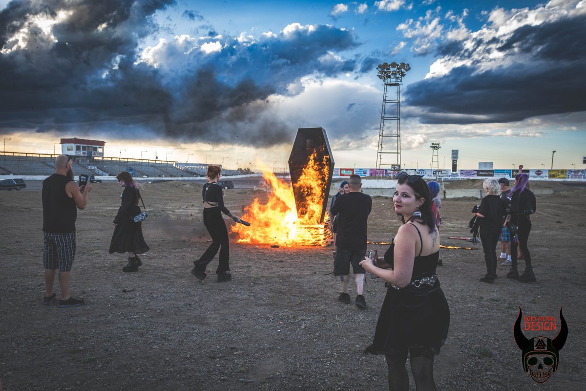 korymcnail's tweet photo. The annual burning of the corpse ritual to kick off Hearsecon 2024. 🔥Full gallery here:
https://t.co/uWnfjDHBpH

#Hearsecon2024 #BurningOfTheCorpse #DeathPositive #denver #colorado https://t.co/zvp6sA8iUb
