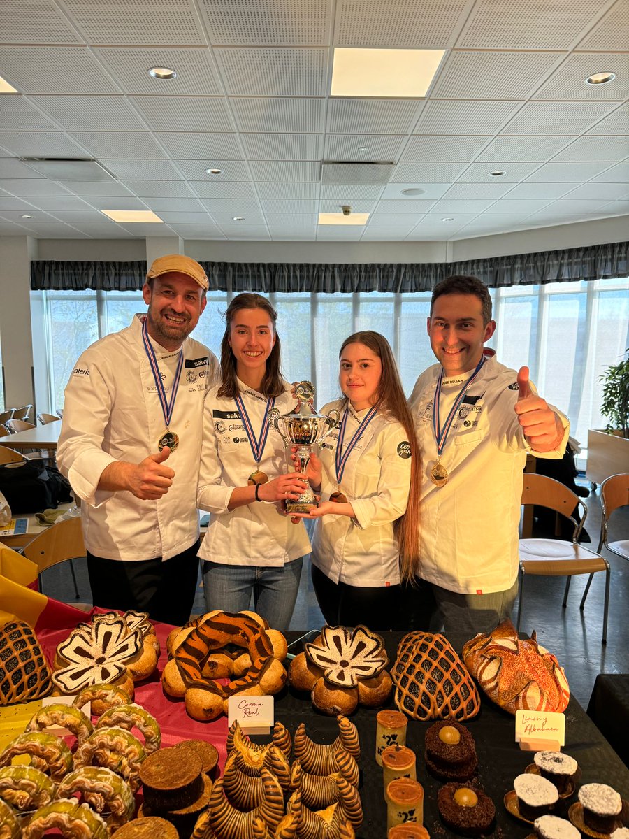 CEOPAN1's tweet photo. ESPAÑA 🇪🇸, SUBCAMPEONA DEL MUNDO EN EL CAMPEONATO INTERNACIONAL🏆 DE JÓVENES PANADEROS 2024🥖🥯🍞. Nota de prensa ✍️oficial aquí👉⛓️: https://t.co/D6S5ATuISf
#espigas
#panaderia
#CampeonatoInternacional
#UIBC
#ceoppan
#cantera https://t.co/79yOdyxI5a