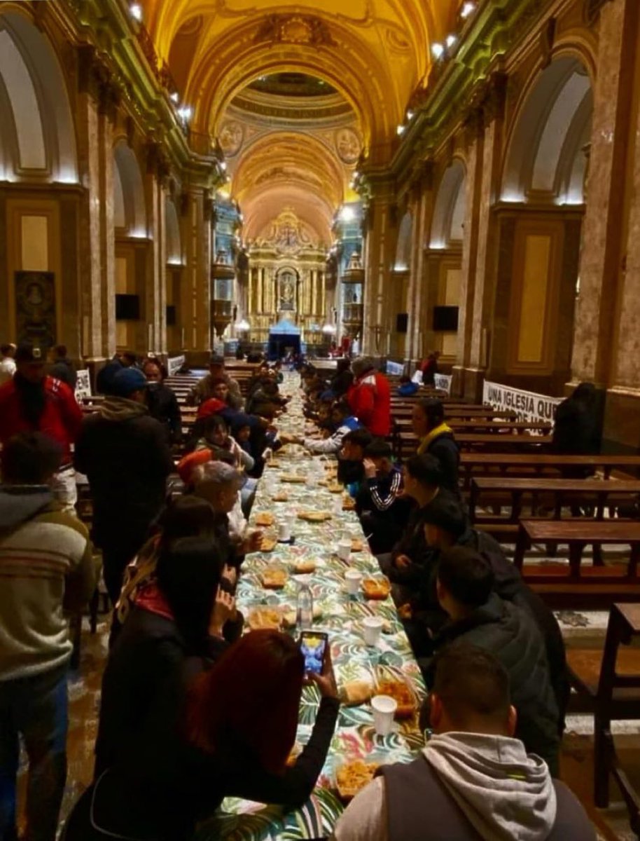 mileikarina's tweet photo. ¿Les indigna que en La Catedral y montaron una larga mesa para darle de comer a los pobres?  ¿Solo tienen hambre con Miilei? Estuvieron 4 años en silencio cómplices del peor gobierno de la historia. ¿Para la iglesia los pobres tienen hambre solo cuando no gobierna el peronismo? https://t.co/8VAdZ4BeM8