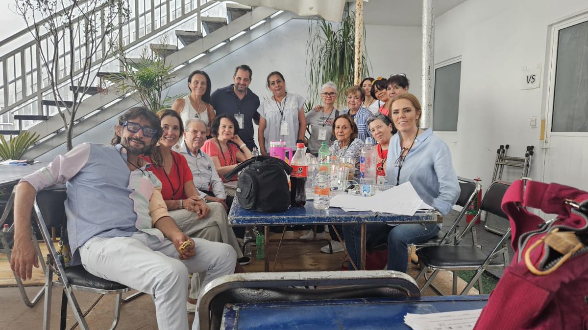 DeniseMeadeG's tweet photo. El día de ayer durante más de 12 horas, un numeroso grupo de ciudadanos que, con gran entusiasmo y que no dejaban de llegar durante toda la jornada, contamos los votos de todo lo correspondiente a la presidencia en el distrito 21 federal. Encontramos inconsistencias, pero no podemos saber qué diferencia hay entre las nuevas actas con nuestro conteo y lo que tiene el PREP. Eso lo harán los partidos políticos. 

Esperamos que se pueda revertir en varias casillas, aunque lo evidente como las trampas descaradas en la contienda electoral previa a la elección, las extorsiones, la violencia, el asesinato por parte del crimen organizado a candidatos, la complicidad de morena con los cárteles y el INE, el uso descarado de recursos públicos para compra de votos, la injerencia escandalosa del #NarcoPresidenciaAMLO en el proceso electoral, las agresiones de la delincuencia en las casillas, la inseguridad que inhibió la participación, etc, tal vez serán difíciles de pelear, porque se cuenta con complicidad del órgano electoral y el régimen. AHÍ ESTÁ EL #FRAUDEELECTORAL!!!

La actitud soberbia prepotente y agresiva de los miembros de morena ayer en el INE, fue la constante. Desde hoy y más que nunca no debemos permitir los abusos de esos delincuentes empoderados. Seguir exigiendo que la ley sí es la ley. 

Hoy enfrentamos un México en descomposición, donde se valora más la trampa, la corrupción y la mentira, que el castigo a un gobierno que ha lastimado a los más vulnerables, que ha pactado con los grupos criminales para su beneficio, aunque hayan asesinado y obligado a la población a desplazarse, que han saqueado al país y que no ha tenido pudor alguno en violar constantemente la ley, que busca continuar ese legado de muerte y destrucción en total impunidad, sin importar que la población pierda la posibilidad de vivir en un país de seguridad, tranquilo y democrático. 

Dueles México...

#FraudeElectoral