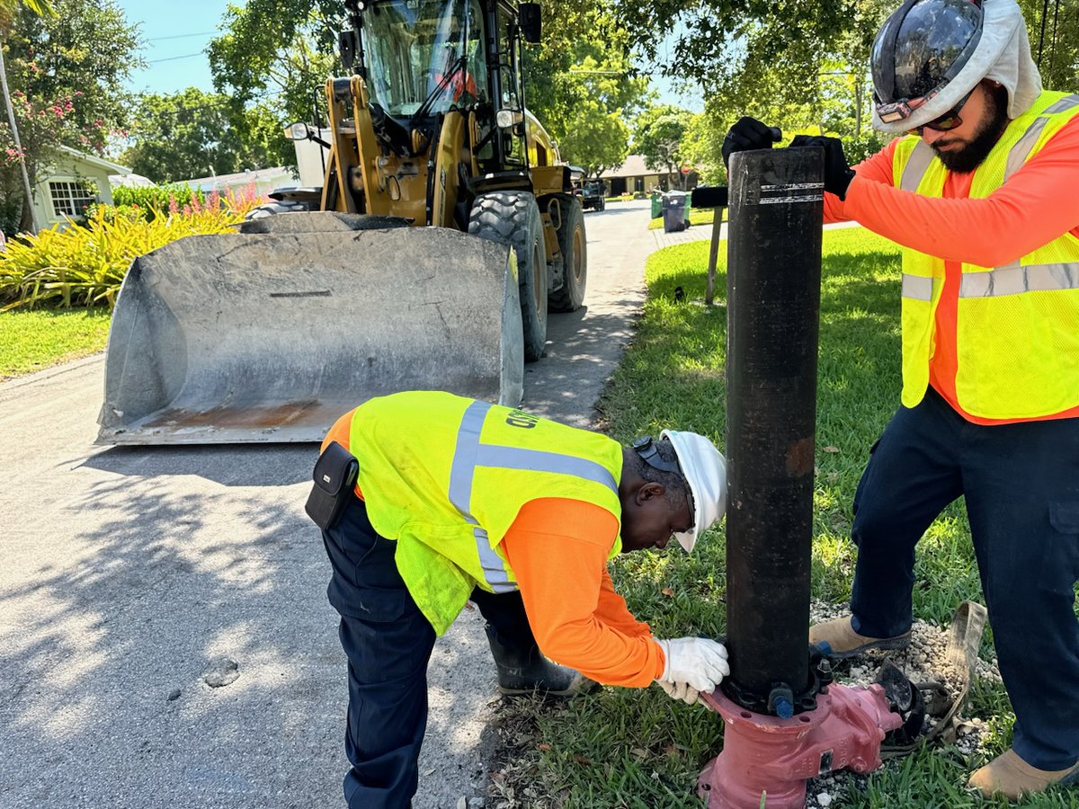 MiamiDadeWater's tweet photo. Team #MiamiDadeWater is hard at work in the Palmetto Bay area, installing a new 8-inch water main and fire hydrant. Proactive upgrades like these not only enhance water quality but also boost the reliability of our system, ensuring uninterrupted water services for #OurCounty. https://t.co/VIuNEnoST7