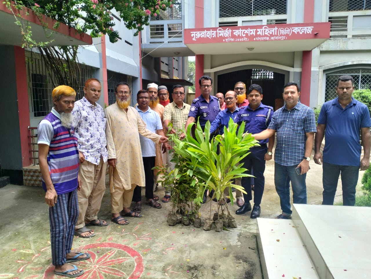 ৩৫টি শিক্ষা প্রতিষ্ঠানে ফলদ-বনজ চারাগাছ বিতরণ করলো মাদারগঞ্জ মডেল থানা
