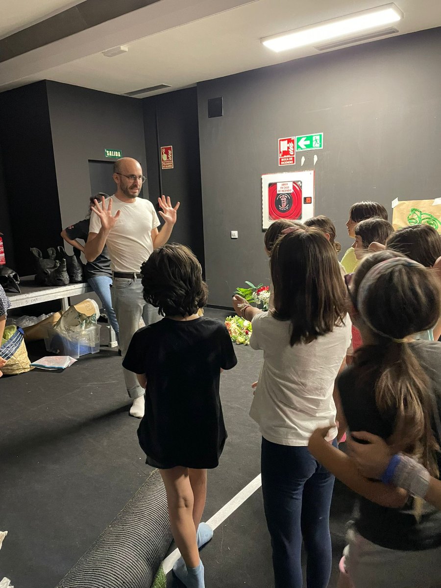 centrodramatico's tweet photo. ¡Nuestros #NuevosDramáticos siguen aprendiendo en diferentes talleres! 🎭
Durante estas semanas han podido disfrutar, entre otros, de un taller de escenografía junto a #PabloChaves, el ayudante de escenografía del futuro montaje de #NuevosDramáticos.
➡️https://t.co/np63vdydLM https://t.co/fCP7jjknxl