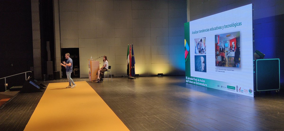 Para equipos directivos...
Fran Gómez  <a href="/fjaliga/">Francisco Gómez</a>, embajador AdF de Ceuta, nos habla del papel tan importante que tienen los equipos directivos en la creación de un Aula del Futuro. 

Le acompaña María Castro, embajadora AdF de Madrid.