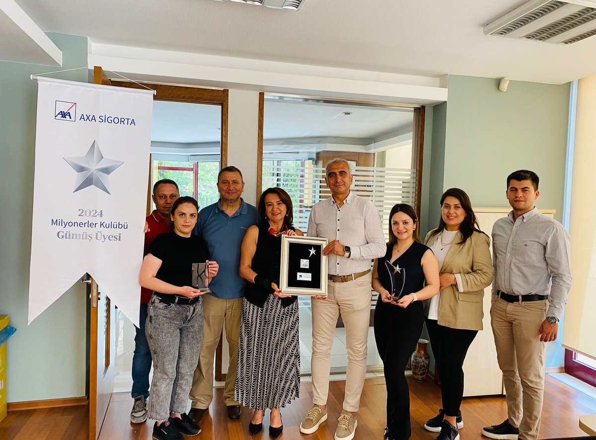 Axa Sigorta 2023 Akdeniz Bölge3. lüğü ve Yangın Yıldızları  ödüllerimizi Bölge Müdürümüz
Sn; Murat CAN, Müdür yardımcısı 
Sn;Filiz Küçükbaşkan,Acente temsilcimiz Sn;Sadık Coşkuner’den aldık.Bu süreçte bizlere güvenen sigortalılarımıza sonsuz teşekkürlerimizi sunuyoruz.