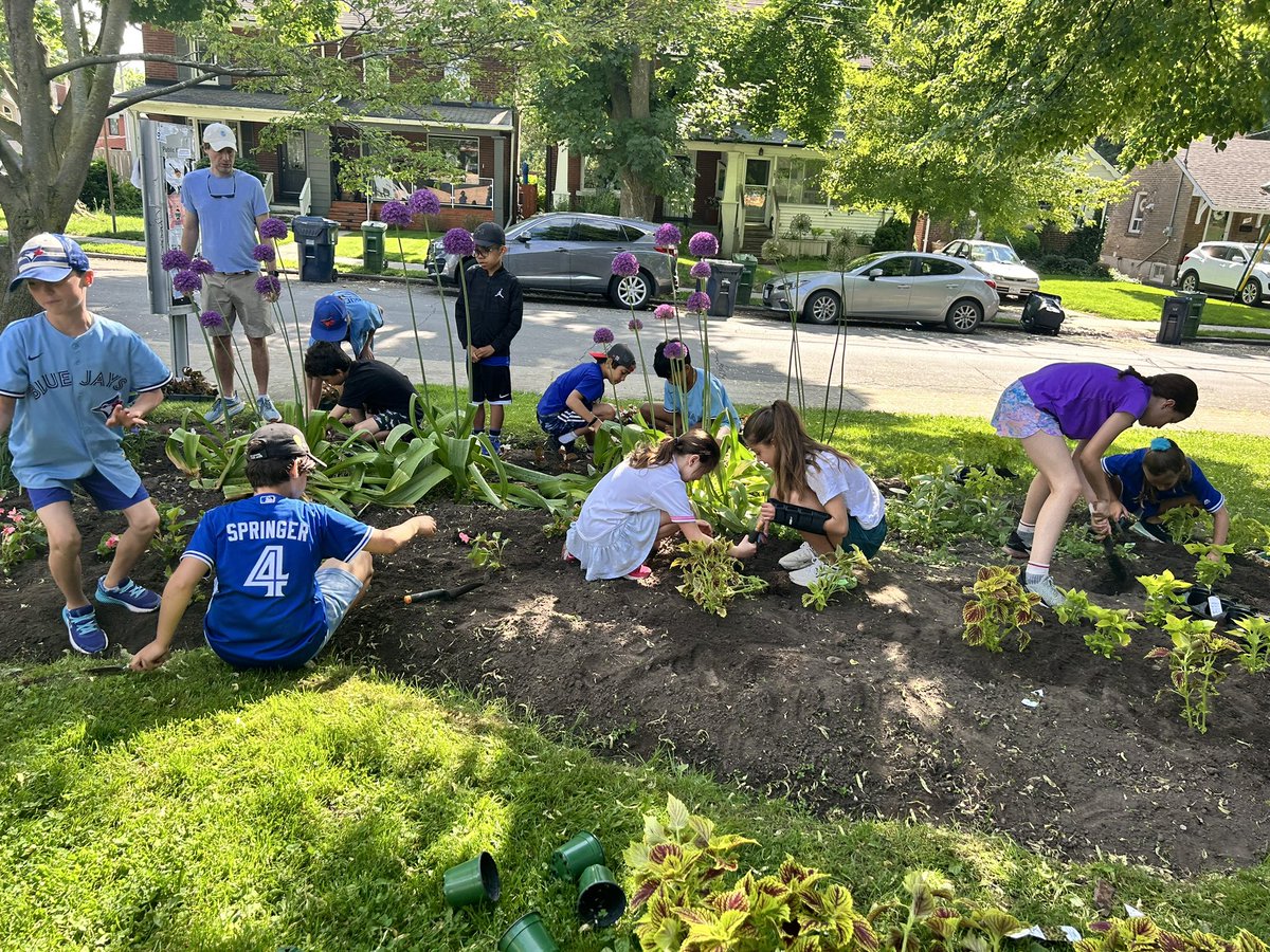 Gardening is better together 🌻#planting #leaside #bluejays #workinghard <a href="/BessboroughEMS/">Bessborough DriveEMS</a> <a href="/tdsb/">Toronto District School Board</a>