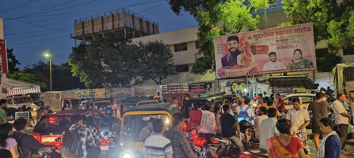 rlathia's tweet photo. It's daily evening situation near sundrabai school chandan nagar chok, traffic jam .. street hawkers... No one to control @PuneCityTraffic @PuneCityPolice day by day more and more hawkers holding the roads.. #traffic @CPPuneCity https://t.co/Z4yxZrM3Vh
