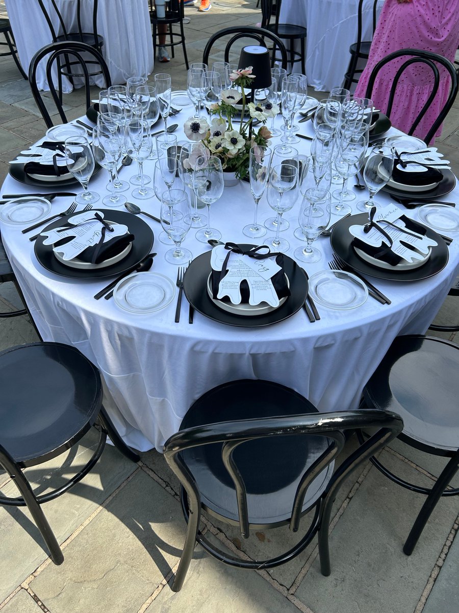harwelden's tweet photo. It's black and white and lovely all over. Design by Annie Brady. https://t.co/DaG3n93s17