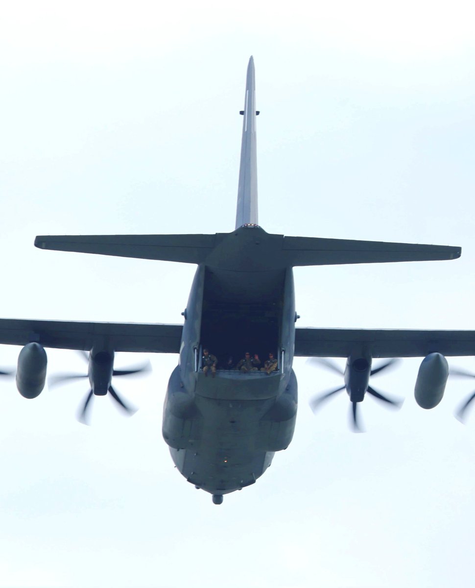 Waving to us as they flew past <a href="/bletchleypark/">Bletchley Park</a> <a href="/scenesfromMK/">scenesfromMK</a>