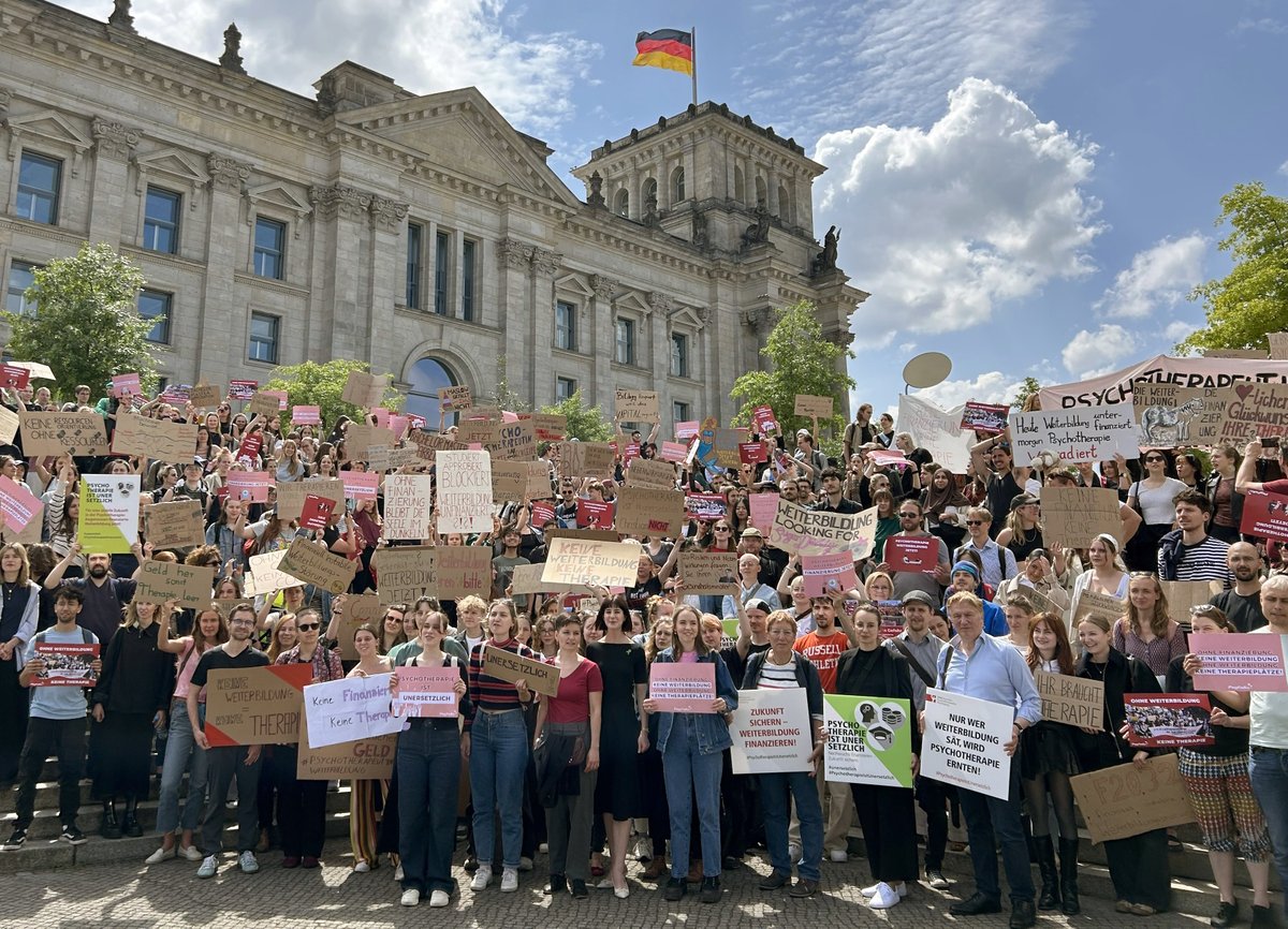 psyfako's tweet photo. Danke an alle, die heute bei der Demo vor dem Bundestag in Berlin dabei waren. Gemeinsam haben wir unserer Forderung deutlich gemacht: Die Finanzierung der #Psychotherapie-Weiterbildung muss JETZT gesetzlich geregelt werden, denn #PsychotherapieIstUnersetzlich https://t.co/GbrP2i48ON