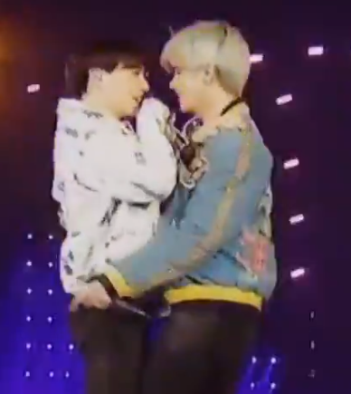 Moni_vook's tweet photo. "Taekook DNA fancam moments" a thread 🧵 https://t.co/N4LYWiifnA