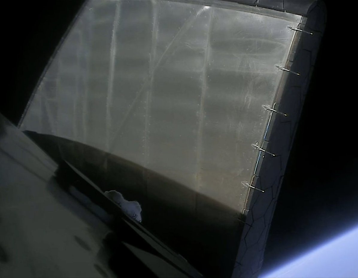 cakesmyth's tweet photo. The before and after on that heroic #Starship flap, clinging on for dear life. Incredible to watch, bravo to the engineering team https://t.co/kND9UqIXv6