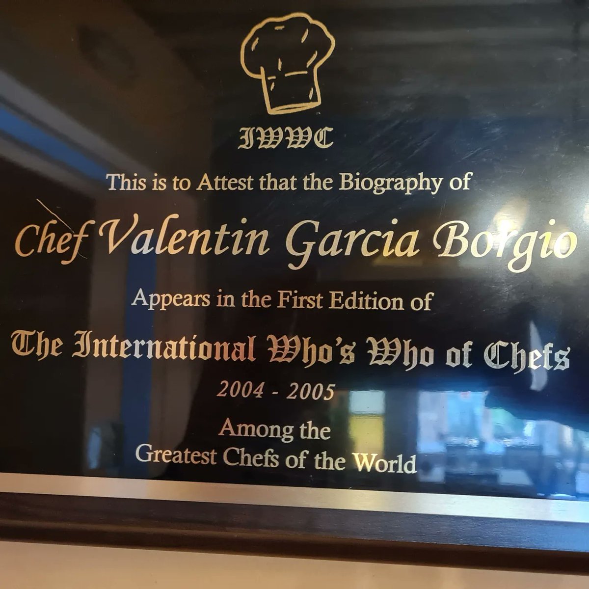reccapolis's tweet photo. Fa molts anys, va dinar un senyor americà que li va agradar molt la nostre cuina, i ens va fer arribar un reconeixement a The international Who's Who of Chefs. No és segur aquesta, però per un petit negoci de Ripoll, amb un mini-equip, que hi deixa la pell, és un orgull. https://t.co/DN6SB6f0DM