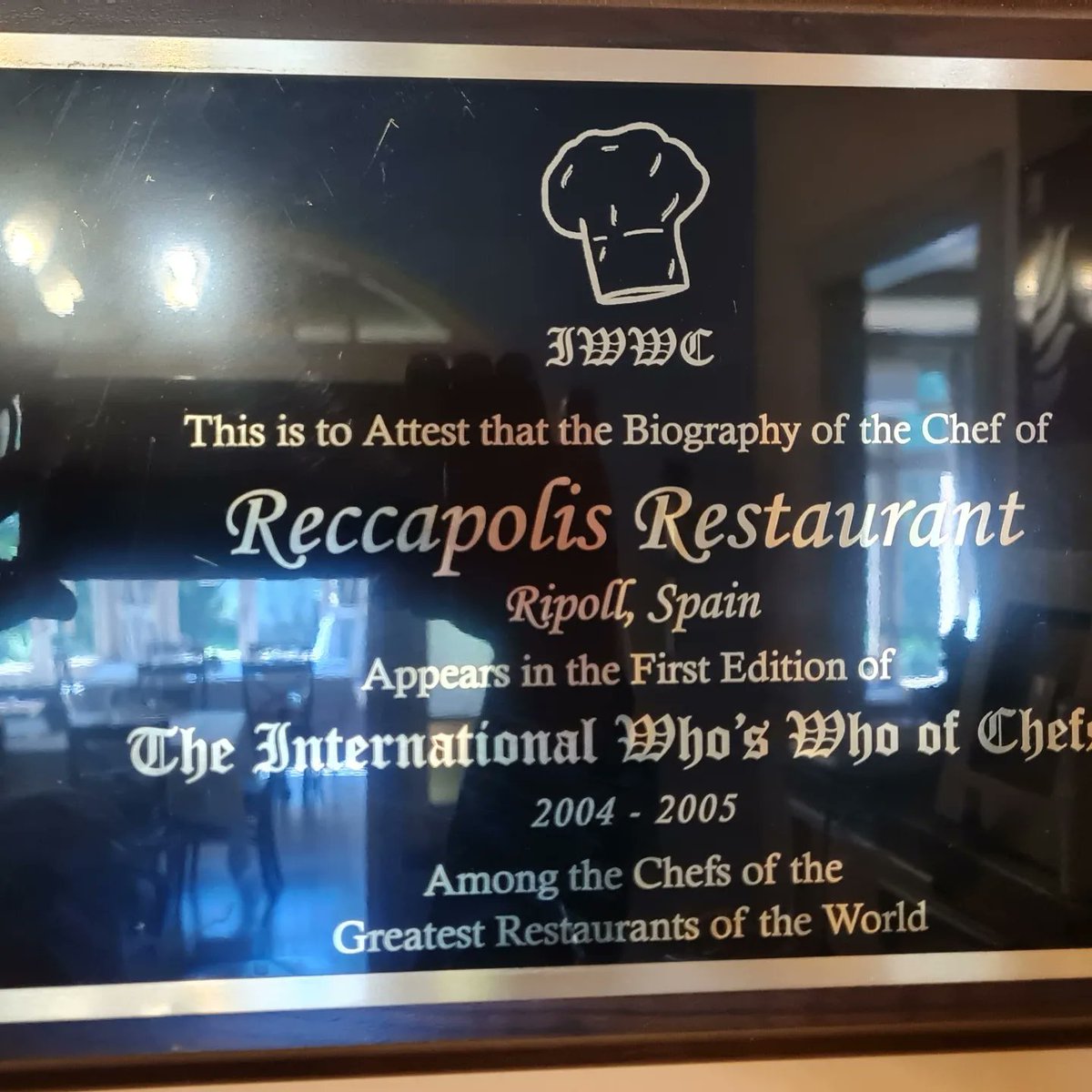 reccapolis's tweet photo. Fa molts anys, va dinar un senyor americà que li va agradar molt la nostre cuina, i ens va fer arribar un reconeixement a The international Who's Who of Chefs. No és segur aquesta, però per un petit negoci de Ripoll, amb un mini-equip, que hi deixa la pell, és un orgull. https://t.co/DN6SB6f0DM