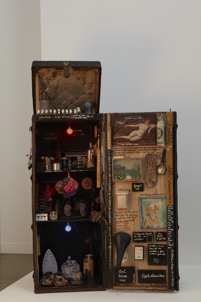 MAM's tweet photo. Le MAM rend hommage à l'artiste Ben, disparu ce mardi à 88 ans.

In The Spirit of Fluxus est une œuvre de nos collections en 3 dimensions constituée d'objets de récupération et d’écritures de l’artiste, dans cette graphie devenue sa signature.

© Aurélie Dupuis et Ophélie Navicet https://t.co/3elKKCmYnu