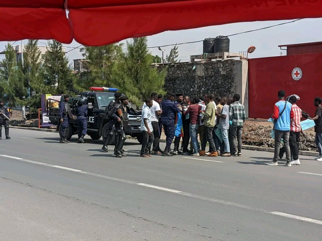CMutuho's tweet photo. 🔴Se tromper de cible ,Des Criminels libres ,des innocents en prison.
En ce jour, 12 militants de la LUCHA arrêtés , pourtant  à BENI, les rebelles ADF ont tué 13 civils le 04 Juin dernier, Le M23 RDF fait rage aussi .L'activisme n'est pas un crime
#AllezTraquezM23etADF
#FreeKing https://t.co/Hu4dqMErql