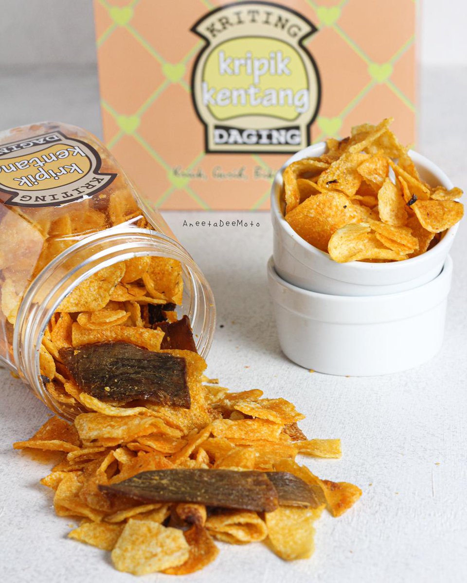 MarynShop's tweet photo. *Bismillahirrohmaniirohim,*

*JUAL KRIPIK KENTANG DAGING*
Cocok utk camilan jg teman untuk bersantap, 
-Berat kurleb 250gr
-Tahan selama 4 bulan
-Non MSG

*Tersedia 2 rasa*:
Original (asin gurih)
Pedas (pedas sedang)

Harga per toples 53k
Pengiriman dr Depok &amp; Bekasi
DM please https://t.co/ndBk8WkJVs