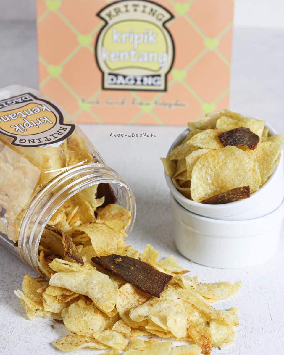 MarynShop's tweet photo. *Bismillahirrohmaniirohim,*

*JUAL KRIPIK KENTANG DAGING*
Cocok utk camilan jg teman untuk bersantap, 
-Berat kurleb 250gr
-Tahan selama 4 bulan
-Non MSG

*Tersedia 2 rasa*:
Original (asin gurih)
Pedas (pedas sedang)

Harga per toples 53k
Pengiriman dr Depok &amp; Bekasi
DM please https://t.co/ndBk8WkJVs