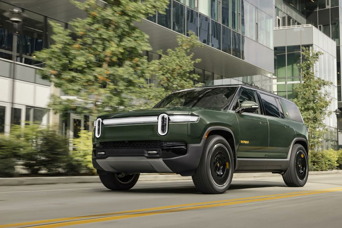 SawyerMerritt's tweet image. BREAKING: Rivian has introduced the second generation R1T and R1S.

Here's what's new:
• New top spec R1T pickup truck 0-60mph time: 2.5s (from 3.0s), beating the Cyberbeast's 2.6s time.
• New quad-motor: 1,025 HP
• New drive unit
• Updated exterior lighting with Adaptive…