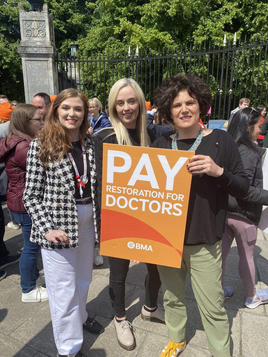 ClaireHanna's tweet photo. Problems with recruitment &amp; retention are only getting worse in the face of real terms pay cuts &amp; deteriorating conditions. 

Junior doctors are among those workers desperately trying to hold together a broken system and I was proud to stand with them at Stormont this afternoon. https://t.co/lQxG5mPt2t