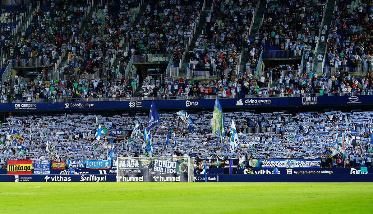 BoySDrums86's tweet photo. Principios de coordinación en la animación 

Jueves-  Hablemos del hábito obligatorio de todo malaguista que va al estadio. Que cuesta llevar una bufandita al cuello joe, quien no llevara no tendría que entrar al estadio.
Nos dejan estampas como estas. Hablan por si solas. https://t.co/DRNUixDcO2