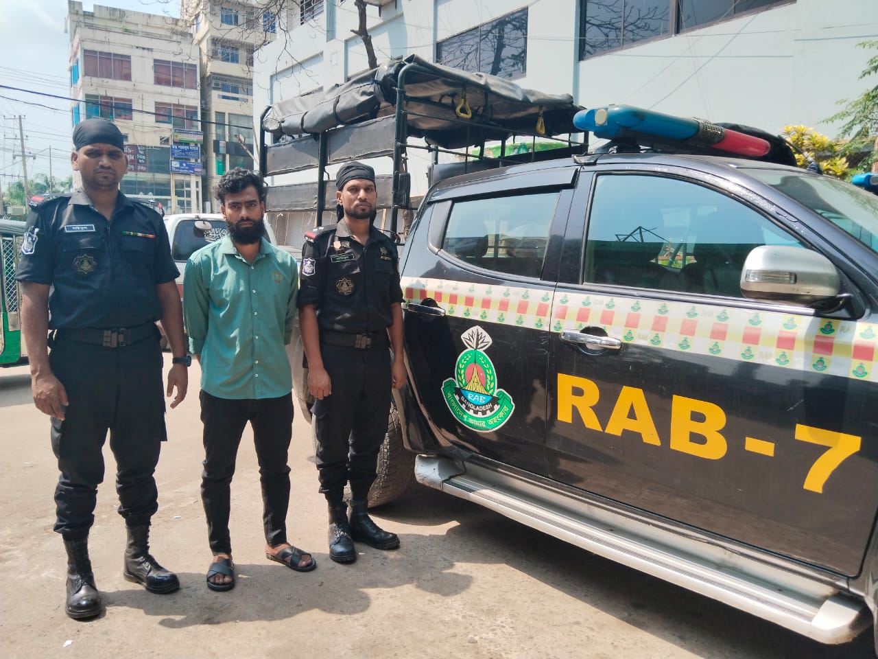 ২৯ কেজি গাঁজাসহ তিন মাদক কারবারিকে গ্রেফতার করেছে র‌্যাব-৭