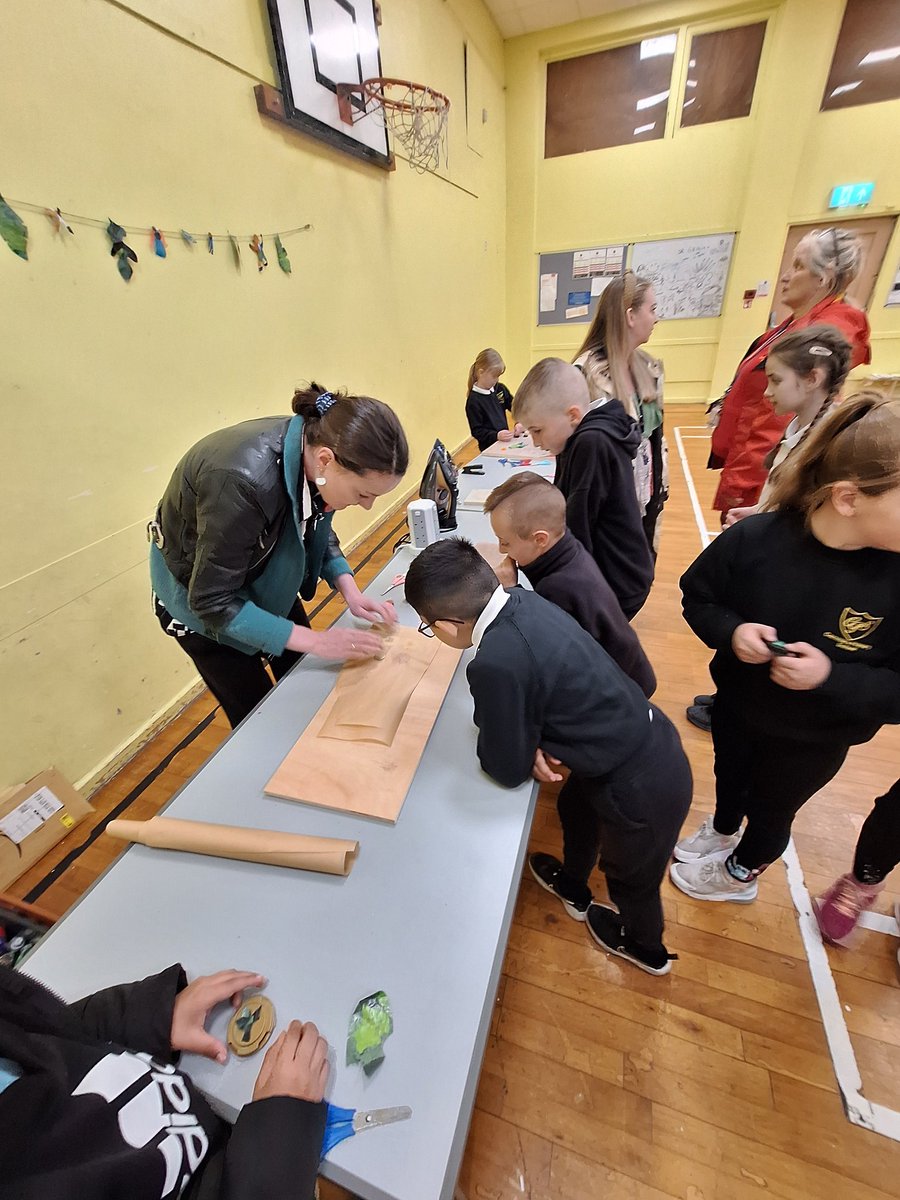 SaferstreetsYP's tweet photo. Primary 4 from @carmuirsprimary came to @Thillhub today to celebrate the opening of the new recycled bottle top mural, they all made bottle top badges as a momento of their creative approach to tackling climate change @FELScotland #ReduceReuseRecycle #Communityclimateactionplan https://t.co/exhyQ70HJZ