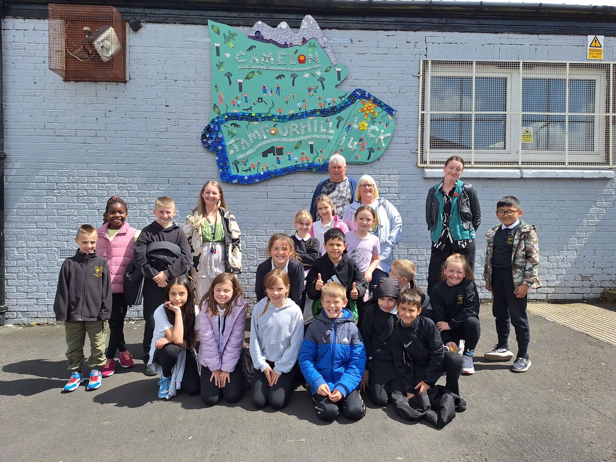 SaferstreetsYP's tweet photo. Primary 4 from @carmuirsprimary came to @Thillhub today to celebrate the opening of the new recycled bottle top mural, they all made bottle top badges as a momento of their creative approach to tackling climate change @FELScotland #ReduceReuseRecycle #Communityclimateactionplan https://t.co/exhyQ70HJZ