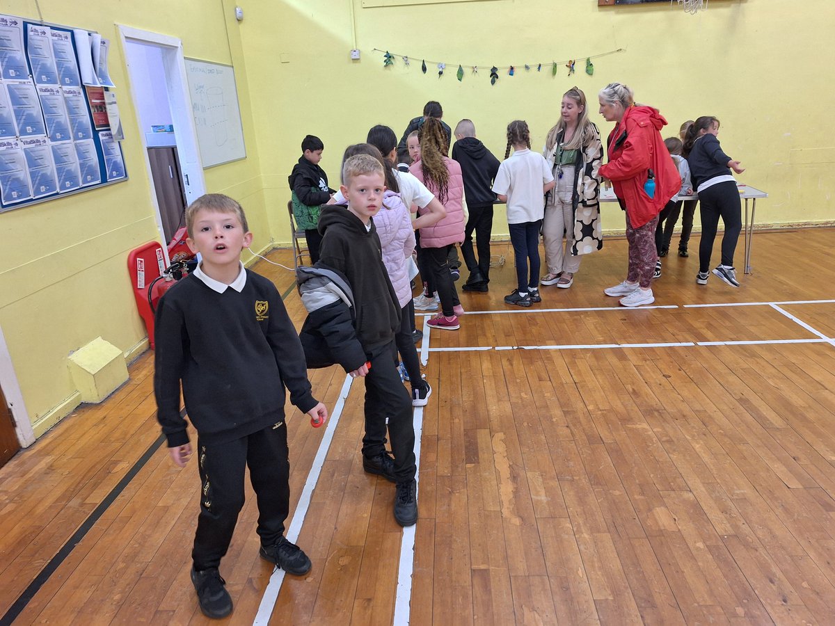 SaferstreetsYP's tweet photo. Primary 4 from @carmuirsprimary came to @Thillhub today to celebrate the opening of the new recycled bottle top mural, they all made bottle top badges as a momento of their creative approach to tackling climate change @FELScotland #ReduceReuseRecycle #Communityclimateactionplan https://t.co/exhyQ70HJZ