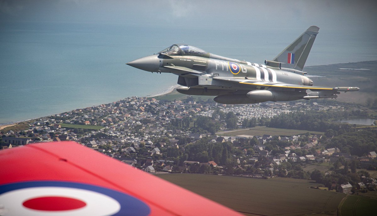 rafredarrows's tweet photo. Remembering the sacrifices made 80 years ago by those involved with the D-Day landings. Earlier today, the #RedArrows and a RAF Typhoon performed a flypast over a commemorative event at the British Normandy Memorial, Ver-sur-Mer.
📸 Cpl Phil Dye. #DDay80 https://t.co/Hw6nLyC12f