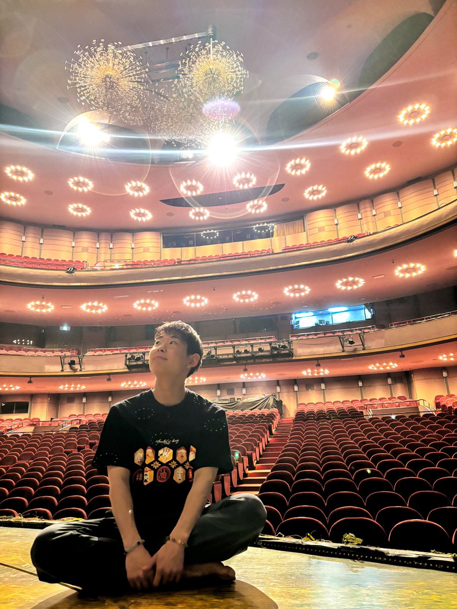 takehiko39's tweet photo. 舞台 『#千と千尋の神隠し』 

大阪公演。
無事に千穐楽を終えました。

地元、そして拠点である大阪での公演。
計400人以上の生徒たちやその御家族、イントラの方々やクライアントさん、家族、友人が来て下さりました。

本当に幸せで胸がいっぱいです。 
ありがとうございました！！
次は札幌🐉 https://t.co/B9nnUiFZwe
