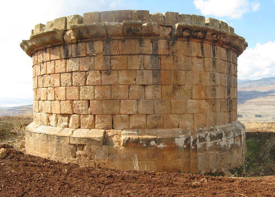 maelassal's tweet photo. Tiddis, l'antique Castellum Tidditanorum à #Constantine : Mausolée circulaire que Quintus Lollius Urbicus, natif de Tiddis, fils d'un propriétaire terrien berbère #numide, devenu préfet de #Rome, a dédié aux cinq membres de sa famille. 🇩🇿
#Algérie
#قسنطينة
#الجزائر https://t.co/VCC7aX378J