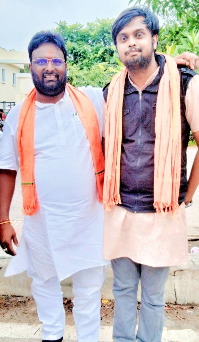 aadi4BJP's tweet photo. అభిమానము అనేది అంగట్లో సరుకు కాదు.
కొనడానికి,అమ్మడానికి ఒక్కసారి అభిమానిస్తే చివరి శ్వాసవరకు ఉండటమే నిజమైన అభిమానం.మీ వీరాభిమానులం మేము అనునిత్యం ప్రజాక్షేత్రంలో అందరి అభిమానాన్ని పొందిన కల్వకుర్తి ముద్దుబిడ్డ,గౌరవనీయులు శ్రీ @BjpAchary ఆచారన్నగారికి, జన్మదిన శుభాకాంక్షలు 💐💐💐. https://t.co/LKkCYvhXUI