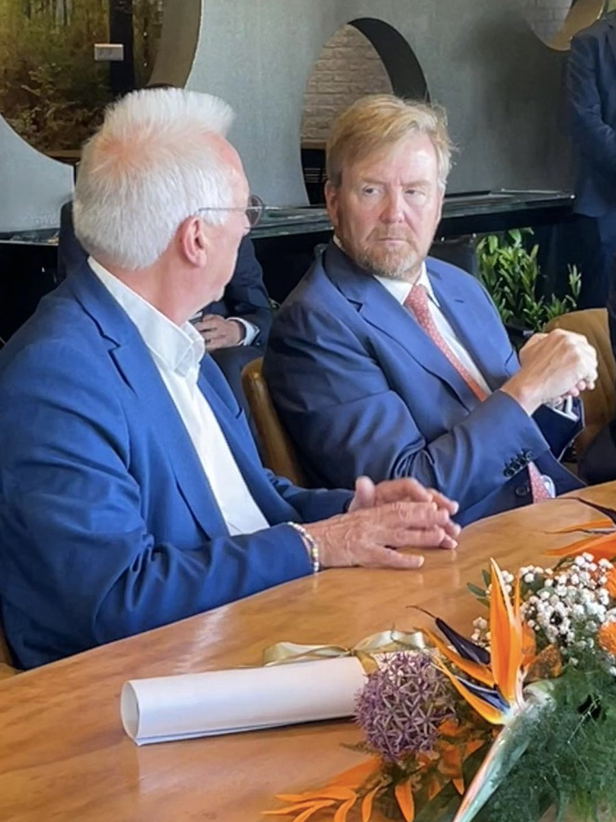 WethSjaakKruis's tweet photo. Mooi, ontspannen gesprek, met de koning gisteren over maatschappelijke gevolgen netcongestie, innovatieve oplossingen @gem_Lelystad waar vooral storende rijksregelgeving in de weg zit, samen met ged. @HaroldHofstra @mccainfoods #Marfo en @EQUANSNL https://t.co/Py3QuT9PNo