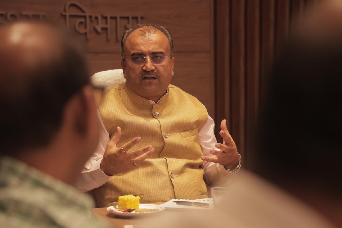 mangalpandeybjp's tweet photo. स्वास्थ्य विभाग के सभागार में विभाग के वरिष्ठ अधिकारियों के साथ समीक्षा बैठक कर आवश्यक दिशा निर्देश दिए। https://t.co/zhiaF2jPB7