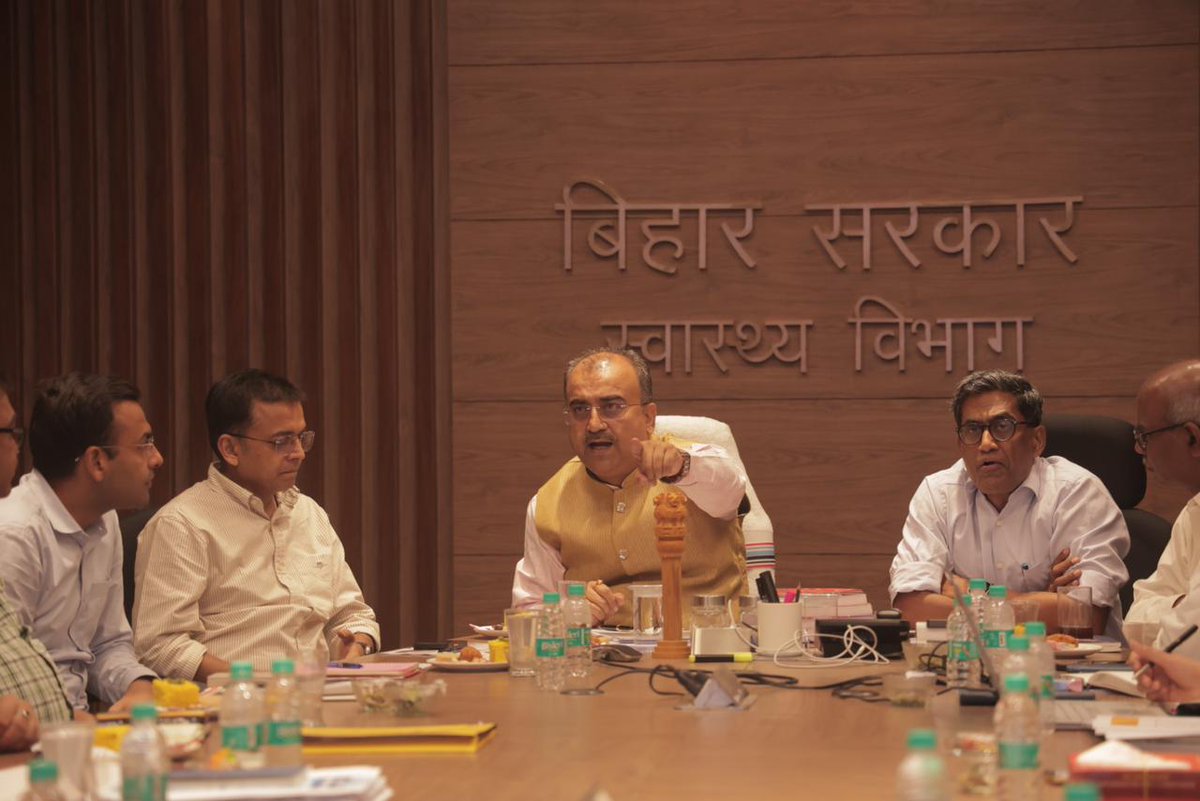 mangalpandeybjp's tweet photo. स्वास्थ्य विभाग के सभागार में विभाग के वरिष्ठ अधिकारियों के साथ समीक्षा बैठक कर आवश्यक दिशा निर्देश दिए। https://t.co/zhiaF2jPB7