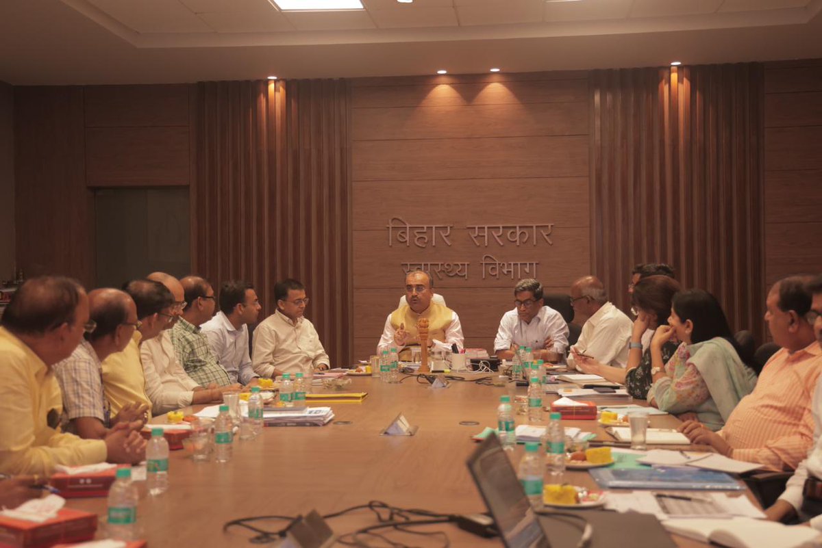 mangalpandeybjp's tweet photo. स्वास्थ्य विभाग के सभागार में विभाग के वरिष्ठ अधिकारियों के साथ समीक्षा बैठक कर आवश्यक दिशा निर्देश दिए। https://t.co/zhiaF2jPB7
