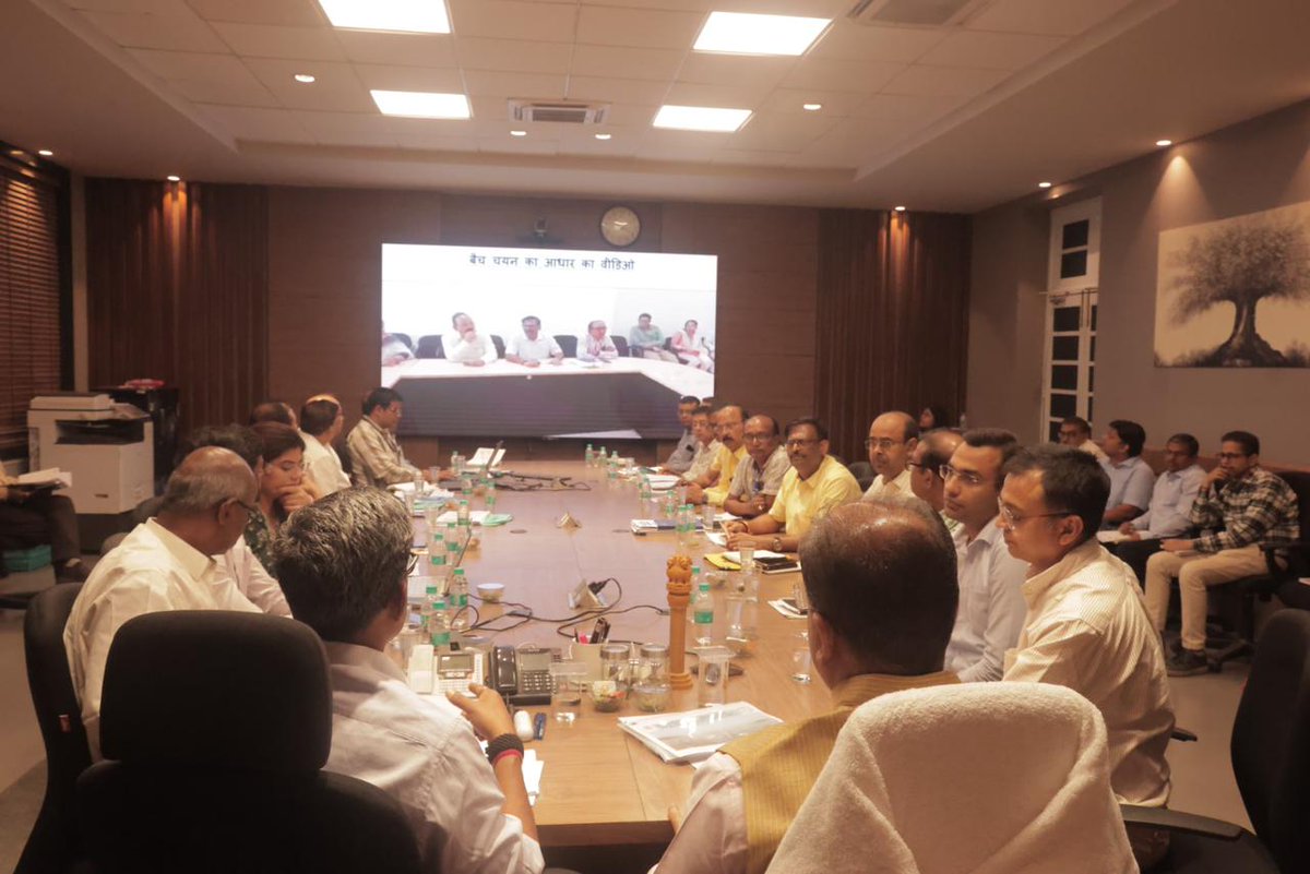 mangalpandeybjp's tweet photo. स्वास्थ्य विभाग के सभागार में विभाग के वरिष्ठ अधिकारियों के साथ समीक्षा बैठक कर आवश्यक दिशा निर्देश दिए। https://t.co/zhiaF2jPB7