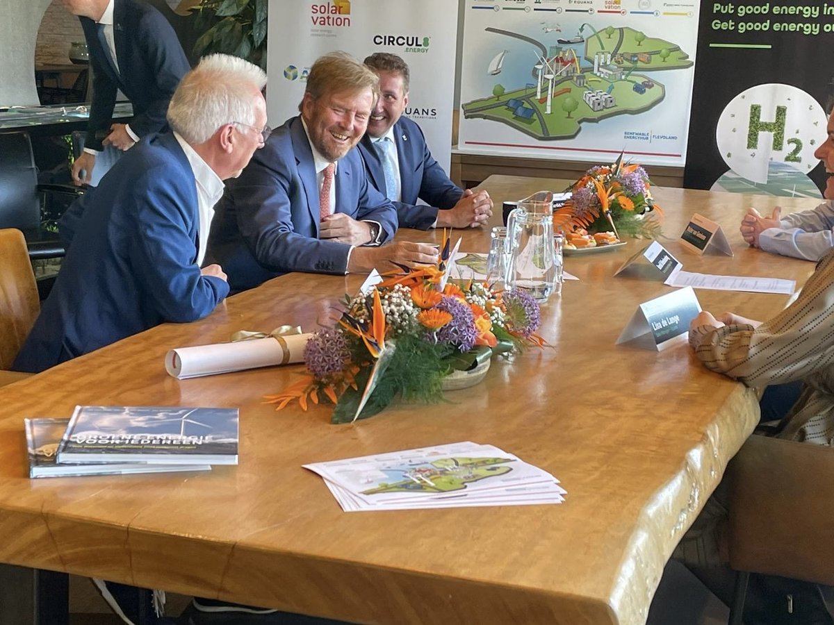 WethSjaakKruis's tweet photo. Mooi, ontspannen gesprek, met de koning gisteren over maatschappelijke gevolgen netcongestie, innovatieve oplossingen @gem_Lelystad waar vooral storende rijksregelgeving in de weg zit, samen met ged. @HaroldHofstra @mccainfoods #Marfo en @EQUANSNL https://t.co/Py3QuT9PNo