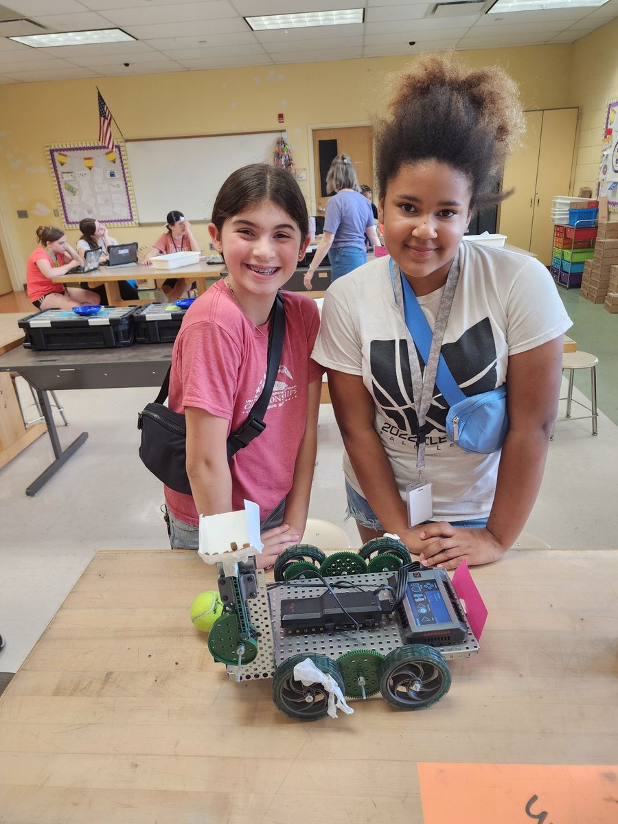🎉 <a href="/LkwdGarfield/">Garfield MS</a> &amp; <a href="/LkwdHarding/">Harding MS</a> students wrapped up Project Lead the Way classes with a STEM Showcase! From robotics to apps tp green architecture, they have made great strides in learning about the design &amp; engineering process w/guidance of Mrs. Hinesman and Mrs. Andrzejewski!