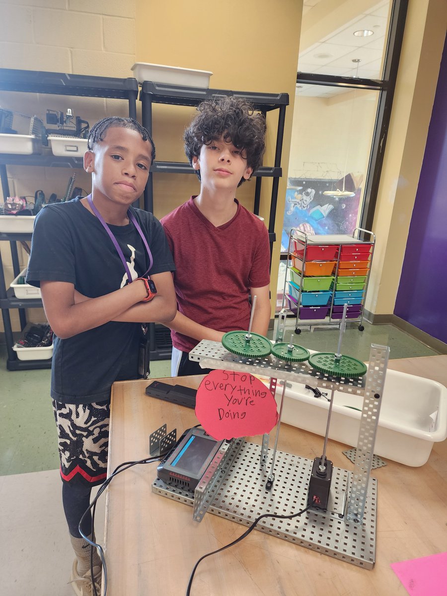 LkwdSchools's tweet photo. 🎉 @LkwdGarfield &amp; @LkwdHarding students wrapped up Project Lead the Way classes with a STEM Showcase! From robotics to apps tp green architecture, they have made great strides in learning about the design &amp; engineering process w/guidance of Mrs. Hinesman and Mrs. Andrzejewski! https://t.co/Zo24lwEeBf