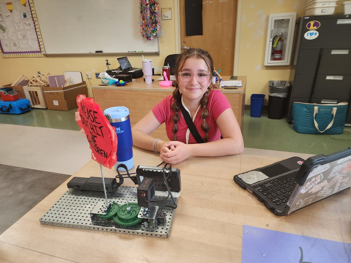 LkwdSchools's tweet photo. 🎉 @LkwdGarfield &amp; @LkwdHarding students wrapped up Project Lead the Way classes with a STEM Showcase! From robotics to apps tp green architecture, they have made great strides in learning about the design &amp; engineering process w/guidance of Mrs. Hinesman and Mrs. Andrzejewski! https://t.co/Zo24lwEeBf