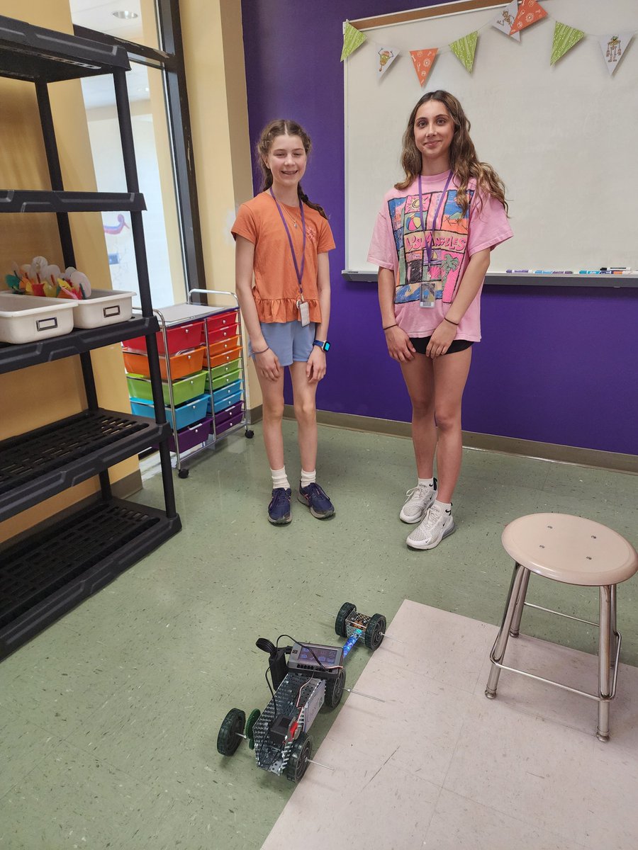 LkwdSchools's tweet photo. 🎉 @LkwdGarfield &amp; @LkwdHarding students wrapped up Project Lead the Way classes with a STEM Showcase! From robotics to apps tp green architecture, they have made great strides in learning about the design &amp; engineering process w/guidance of Mrs. Hinesman and Mrs. Andrzejewski! https://t.co/Zo24lwEeBf