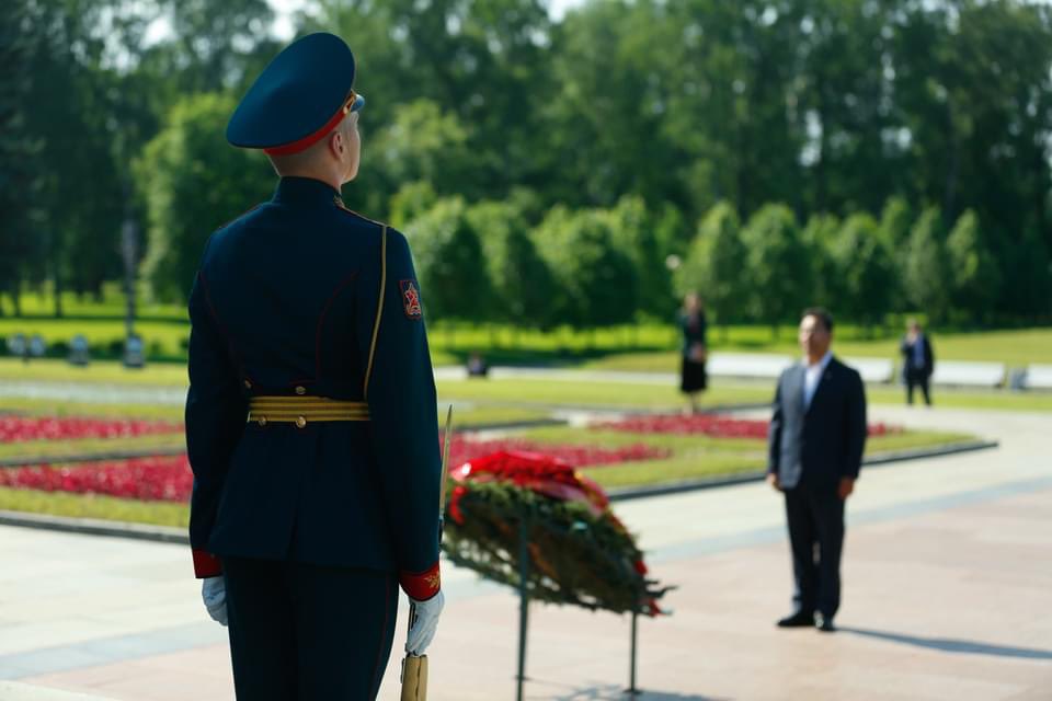 Con una ofrenda floral a los pies del Monumento "Madre Patria" en el Cementerio Memorial Piskarevskoye de San Petersburgo, #Rusia, con mucho respeto rendimos homenaje a las miles de víctimas producto de los 900 días de bloqueo a la ciudad de Leningrado, en la Segunda Guerra